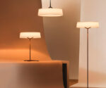 (Vibia 2025) – Dama Floor Lamp – (25 – Beige D1) – [15 – Pulsador] – 3230