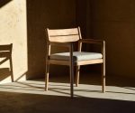 (Ethnicraft 2025) – Jack dining chair – (Teak) – (Armsrest) – (Natural) – 10373