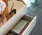 (Cattlan Italia 2026) – CHELSEA – Cómoda – (M11) lacquered wood. Top in ceramic Marmi Colosseo (KM21), Taj Mahal (KM26) – M11_KM21_KM26